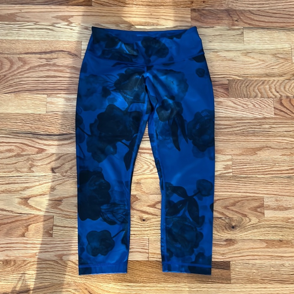 Lululemon size 6 navy flower print crop legging